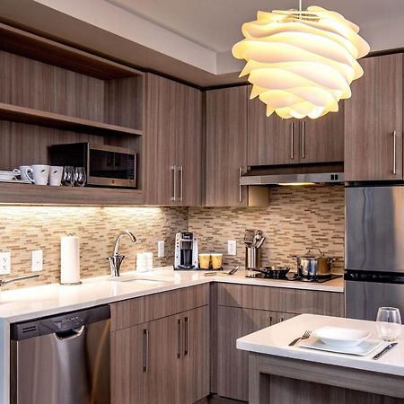 Отель Element Hampton Peninsula Town Center Экстерьер фото