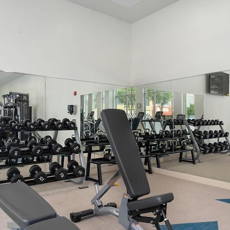 Отель Element Hampton Peninsula Town Center Экстерьер фото