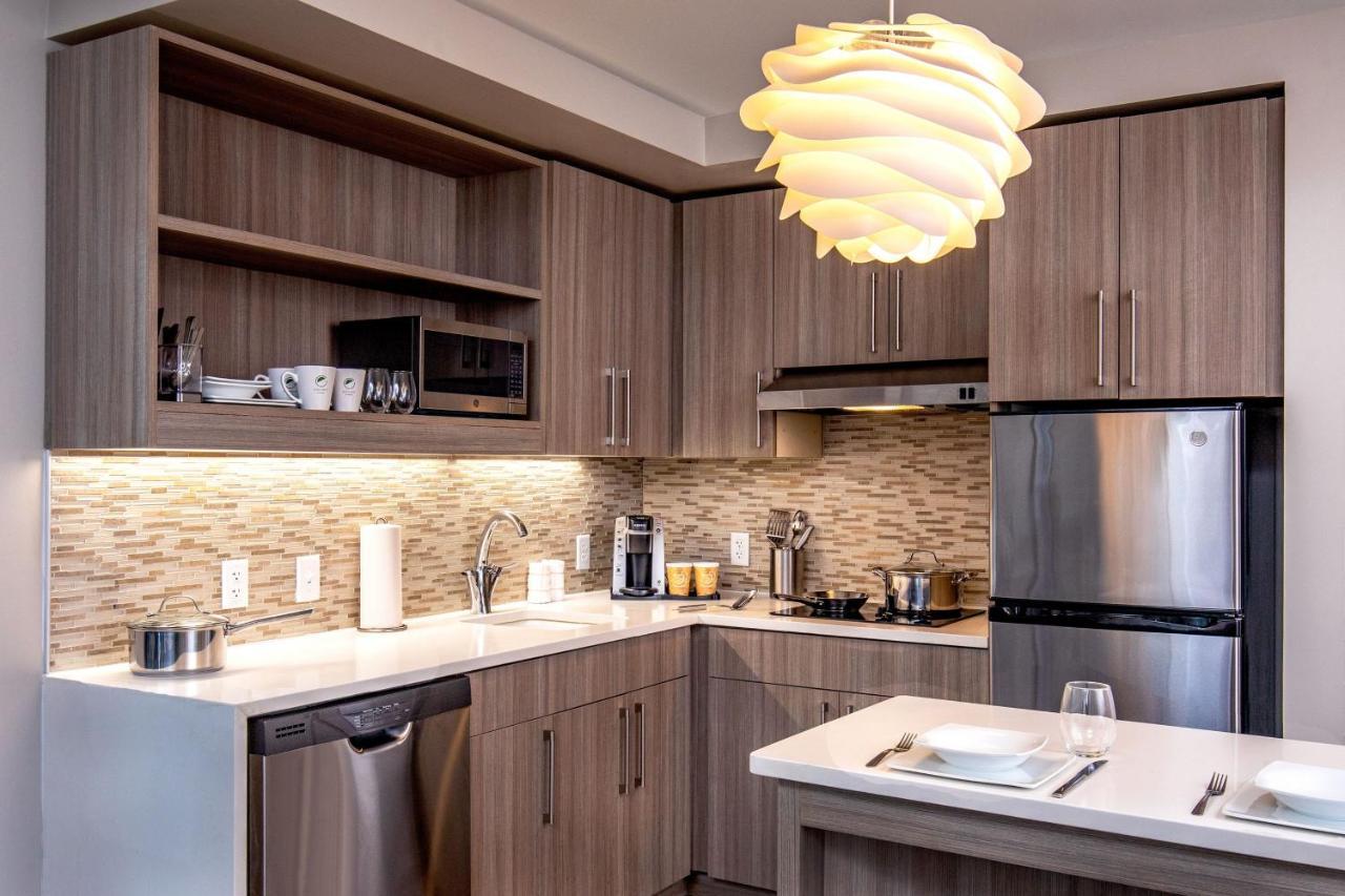 Отель Element Hampton Peninsula Town Center Экстерьер фото