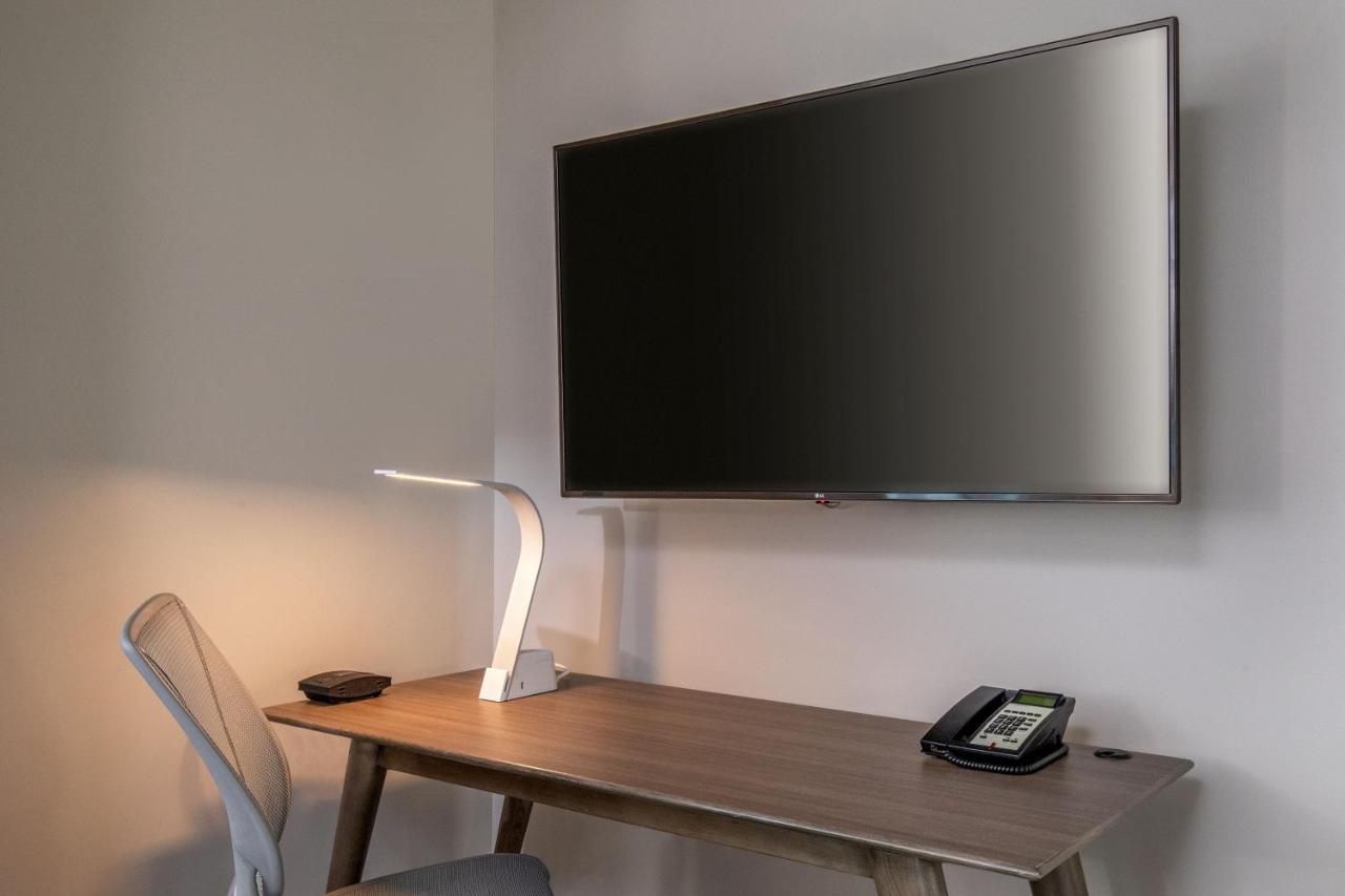 Отель Element Hampton Peninsula Town Center Экстерьер фото