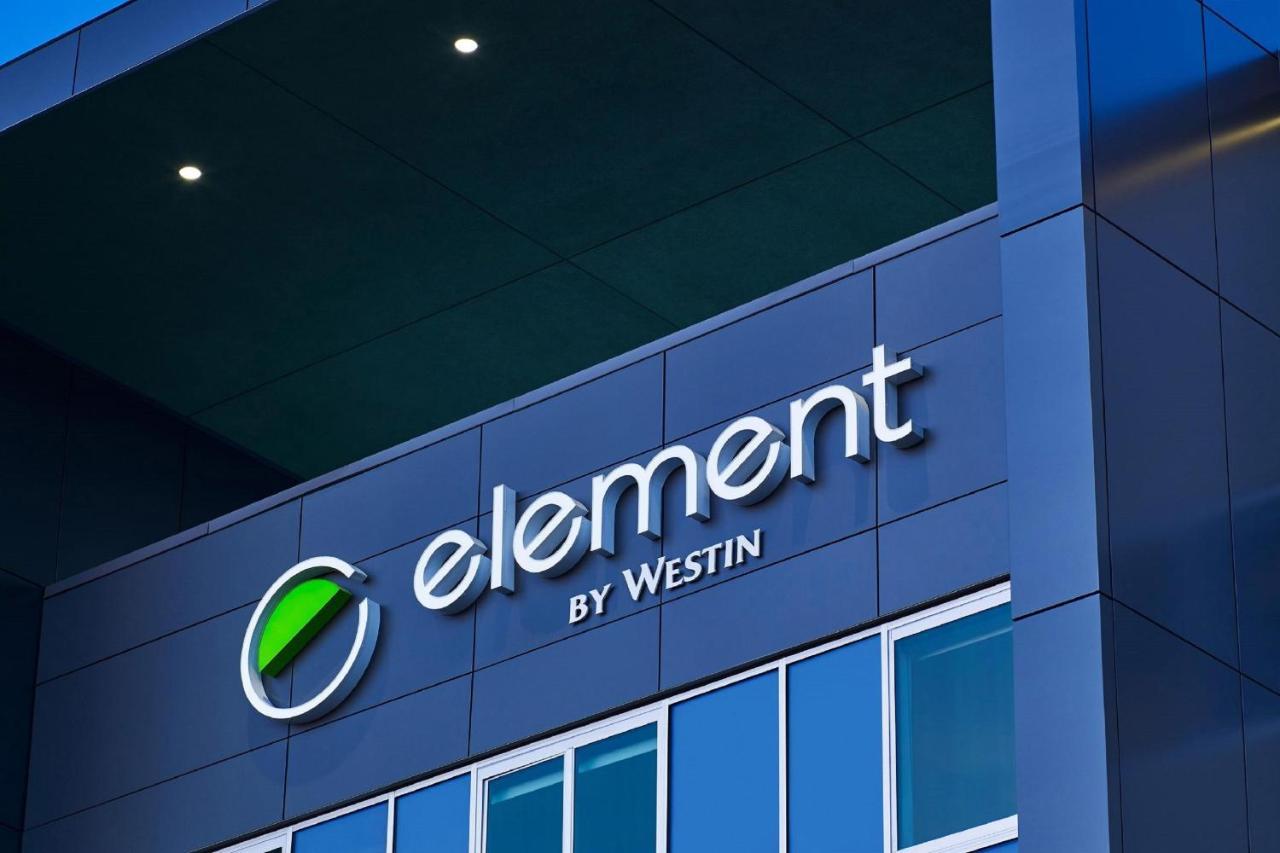 Отель Element Hampton Peninsula Town Center Экстерьер фото