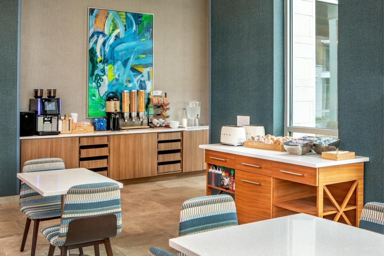 Отель Element Hampton Peninsula Town Center Экстерьер фото