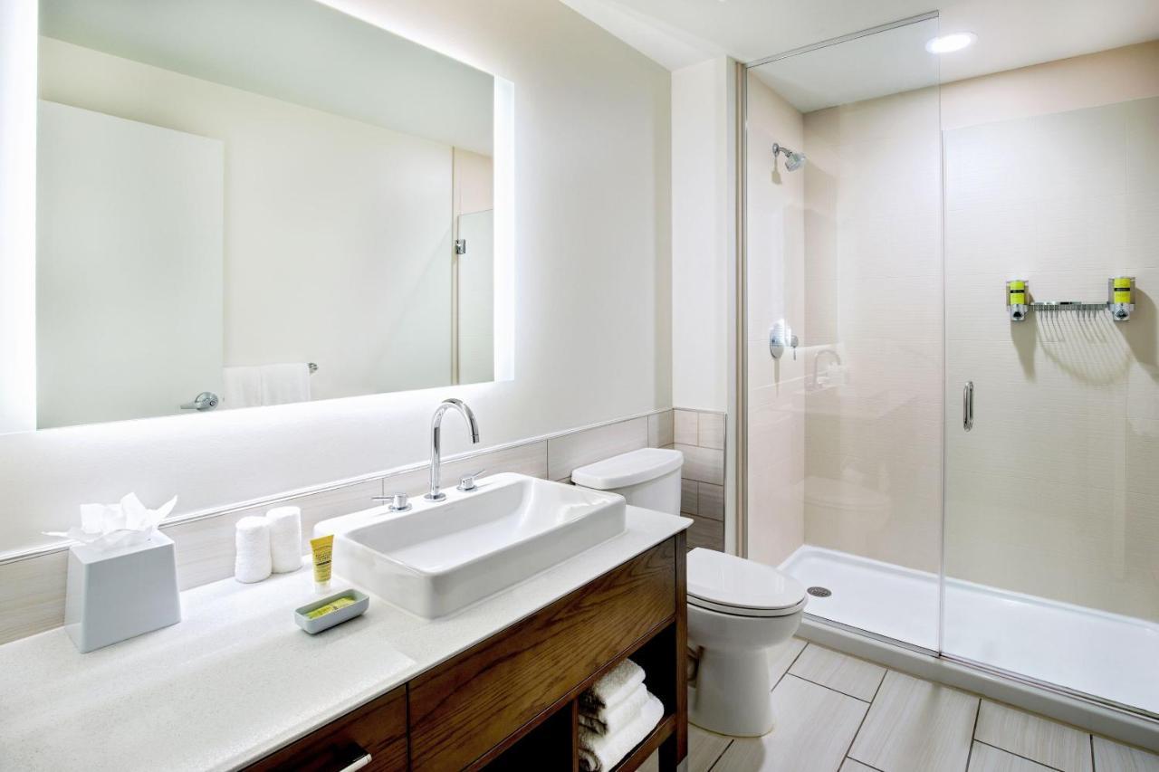 Отель Element Hampton Peninsula Town Center Экстерьер фото