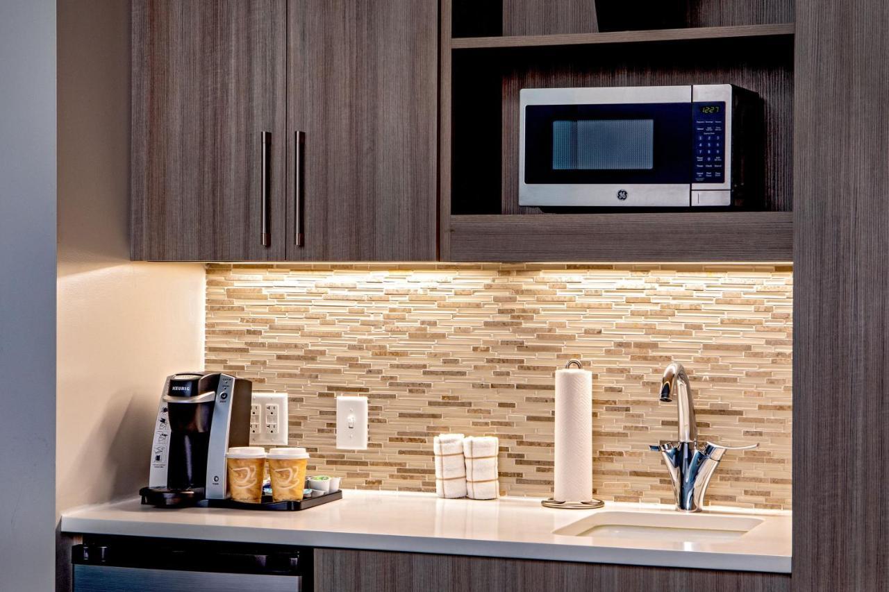 Отель Element Hampton Peninsula Town Center Экстерьер фото