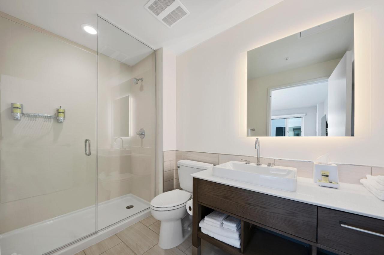 Отель Element Hampton Peninsula Town Center Экстерьер фото