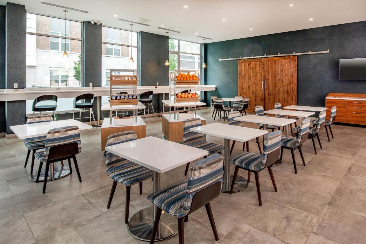 Отель Element Hampton Peninsula Town Center Экстерьер фото