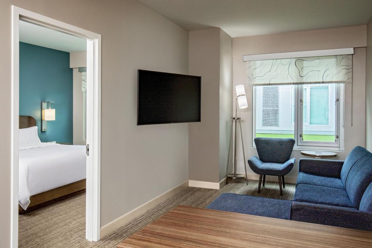 Отель Element Hampton Peninsula Town Center Экстерьер фото