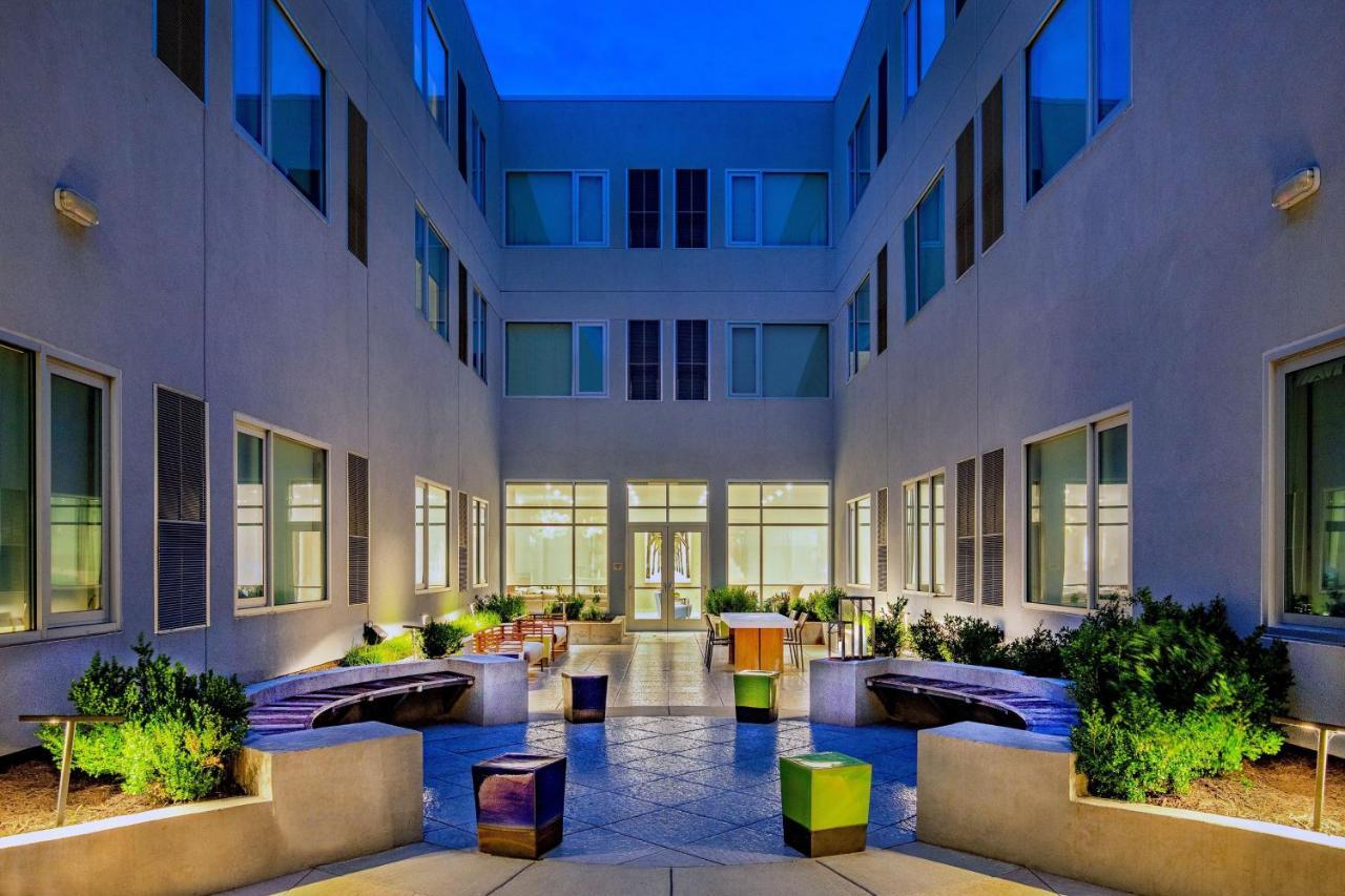 Отель Element Hampton Peninsula Town Center Экстерьер фото