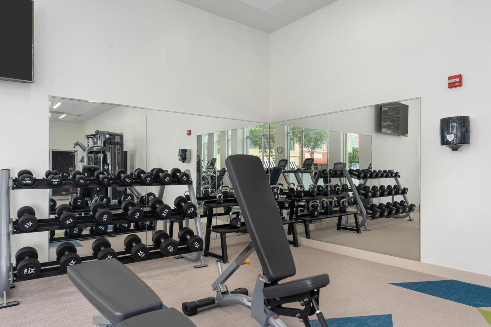 Отель Element Hampton Peninsula Town Center Экстерьер фото