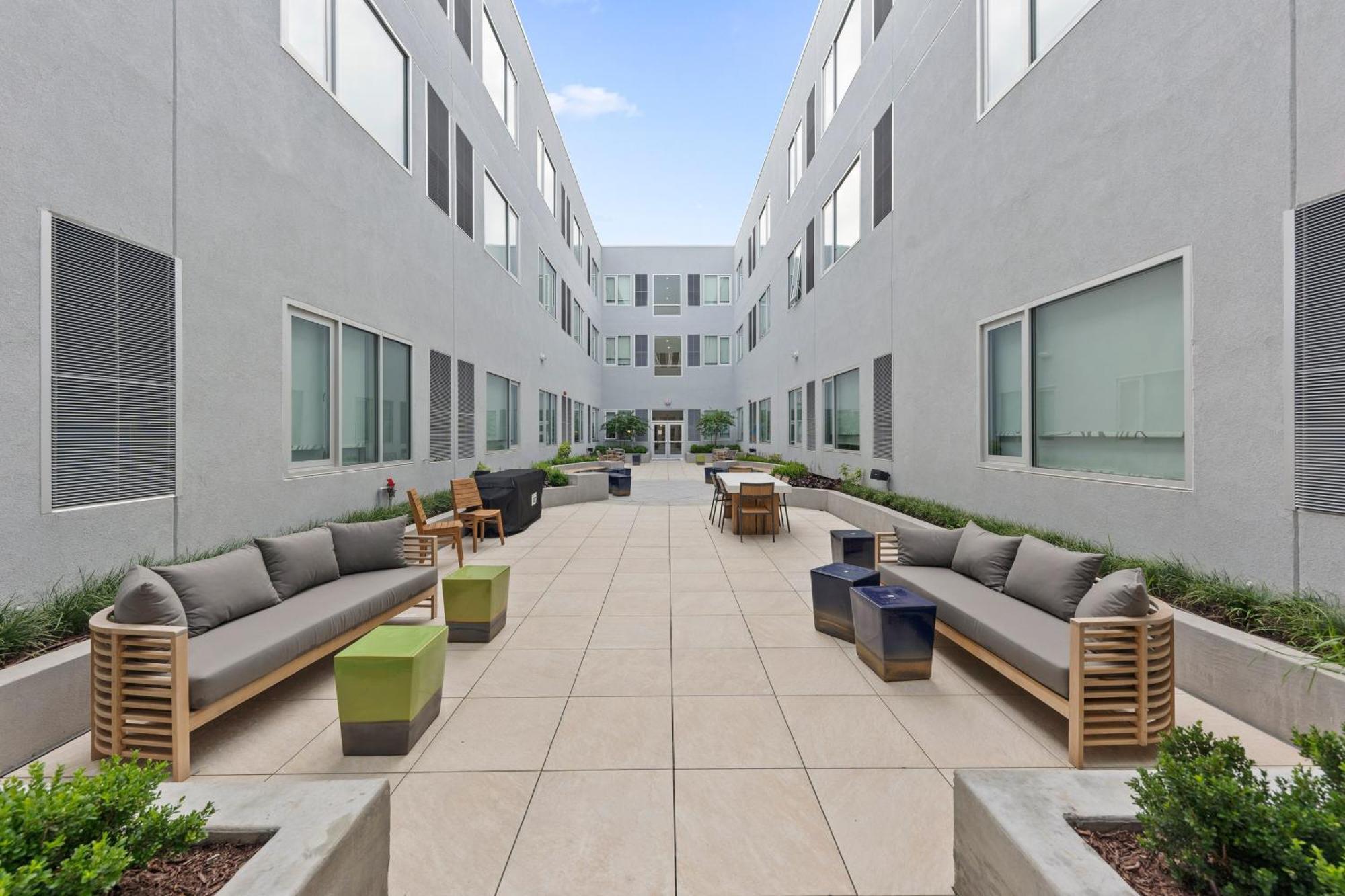 Отель Element Hampton Peninsula Town Center Экстерьер фото